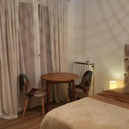Chateau 5 Min Avec Balcon Et Un Stationnement Gratuit Versailles