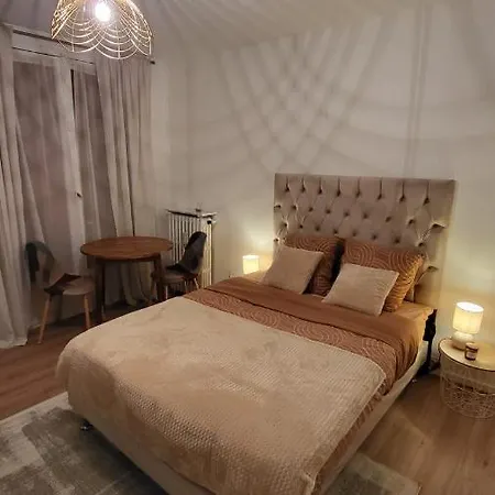 Chateau 5 Min Avec Balcon Et Un Stationnement Gratuit * Versailles